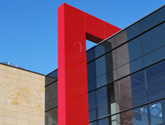 Galeria handlowa Sandecja - przykład zastosowania fasad wentylowanych - obudowa słupa dekoracyjnego z płyty HPL.