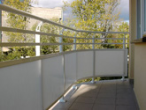 Apartamentowiec w Krakowie przy ul. Pod Fortem - balustrady aluminiowe balkonów.
