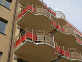 Apartamentowiec w Świnoujściu przy ul. Zdrojowej  -  balustrady aluminiowe, wypełnienie z płyty HPL.