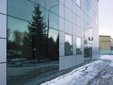 Budynek biurowy w Żabnie - fasada wykonana z płyty HPL łączy się z fasadą strukturalną oraz pozostałymi elementami stolarki aluminiowej.