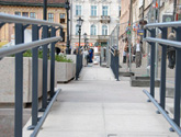 Mały Rynek w Krakowie - balustrady aluminiowe 
dla osób niepełnosprawnych.