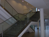 Wejście do auli głównej Politechniki Gdańskiej - balustrada całoszklana.