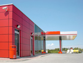 Stacja Paliw ARGE - stolarka aluminiowa i fasada wentylowana oraz otok, słupy z kompozytu i sufitu wiaty z paneli aluminiowych.