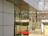 Budynek biurowy w Myślenicach przy 
ul. Mickiewicza - przykład połączenia fasady HPL ze stolarką aluminiową.