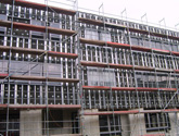 Fasada wentylowana Uniwersytetu Opolskiego. Montaż na nitach, system: Wido-Grip. W trakcie realizacji