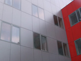 Fasada wentylowana Uniwersytetu Opolskiego. Montaż HPL na nitach, system: Wido-Grip.