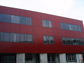 Fasada wentylowana Uniwersytetu Opolskiego. Montaż na nitach, system: Wido-Grip.