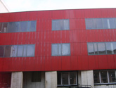 Fasada wentylowana Uniwersytetu Opolskiego. Montaż na nitach, system: Wido-Grip.