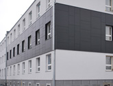 Budynek biurowy w Bogdance. Fragment elewacji HPL montowanej przy zastosowaniu metody mechanicznej, niewidocznej (system : Wido-INV).