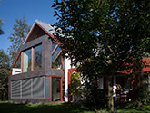 Realizacja domu jednorodzinnego. Zakres prac Wido-Profil - elewacja ze spieków kwarcowych, stolarka aluminiowa, balustrada całoszklana, elementy małej architektury - pergola oraz donice ogrodowe.