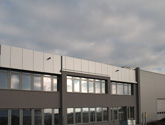 Budynek biurowy w Niepołomicach - Attyka wykonana z kompozytu.