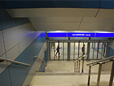 Dworzec podziemny PKP Kraków Główny - okładziny ścian wyjść z dworca podziemnego na poziom stacji (perony) - płyty HPL.