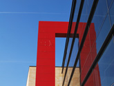 Galeria handlowa Sandecja - przykład zastosowania fasad wentylowanych - obudowa słupa dekoracyjnego z płyty HPL.