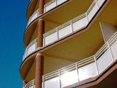 Apartamentowiec w Krakowie przy ul. Pod Fortem - balustrady aluminiowe balkonów.