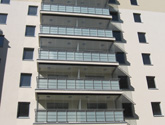 Apartamentowiec w Warszawie 
przy ul. Belottiego - balustrady aluminiowe 
z wypełnieniem szklanym.