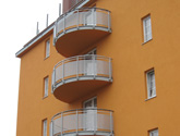 Budynek wielorodzinny we Wrocławiu przy ul. Opolskiej - balustrady aluminiowe balkonów.