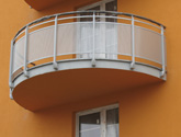 Budynek wielorodzinny we Wrocławiu przy ul. Opolskiej - balustrady aluminiowe balkonów.