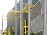 Konstrukcja aluminiowo - szklana zadaszenia wejścia hurtowni zabawek Midex w Krakowie.