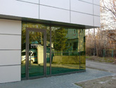 Budynek biurowy w Myślenicach przy 
ul. Mickiewicza - przykład połączenia fasady HPL ze stolarką aluminiową.