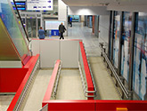 Dworzec podziemny PKP Kraków Główny - obudowy pochylni dla osób niepełnosprawnych (HPL Trespa), w tle słup obudowany HPL wraz z systemowymi narożnikami z profili aluminiowych Wido-Profil.