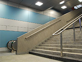 Dworzec podziemny PKP Kraków Główny - okładziny ścian wyjść z dworca podziemnego na poziom stacji (perony) - płyty HPL.